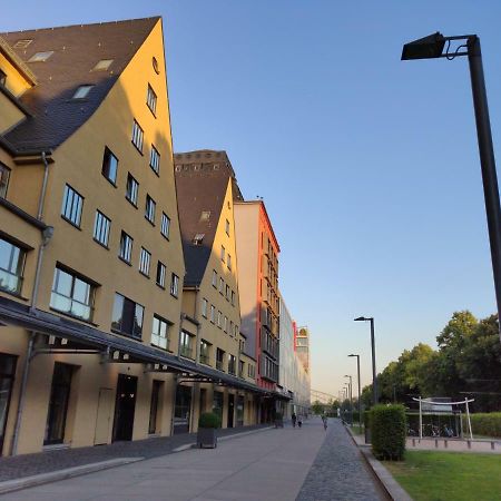 Grosszuegiges Zimmer Mit Badezimmer In Rheinwohnung Cologne Exterior photo
